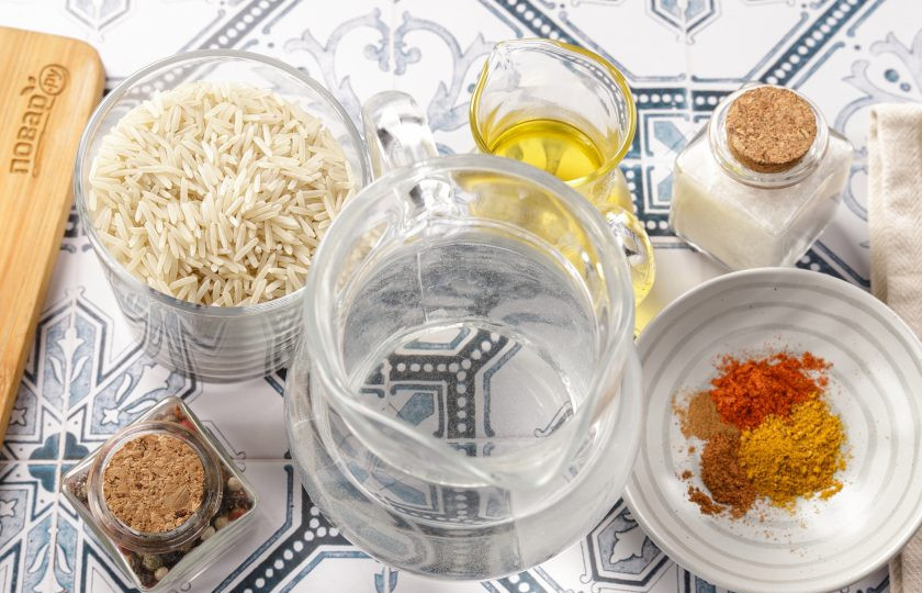 1. Этап. Ароматный рис: Подготовьте все ингредиенты по списку. У меня рис басмати, но можете заменить другим, желательно длиннозёрным.