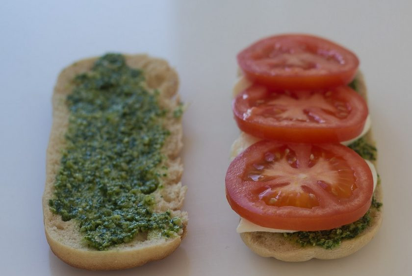 1. Этап. Панини с курицей: 3. Затем нарежьте помидор кружками. Выложите их следующим слоем.