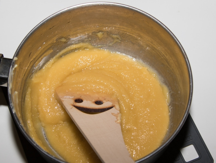 1. Этап. Мусака классическая: Пока готовится мясо, приготовьте соус. Для этого в ковшике на небольшом огне растопите сливочное масло, всыпьте к нему муку и обжаривайте смесь около 4 минут, постоянно тщательно перемешивая деревянной лопаткой.