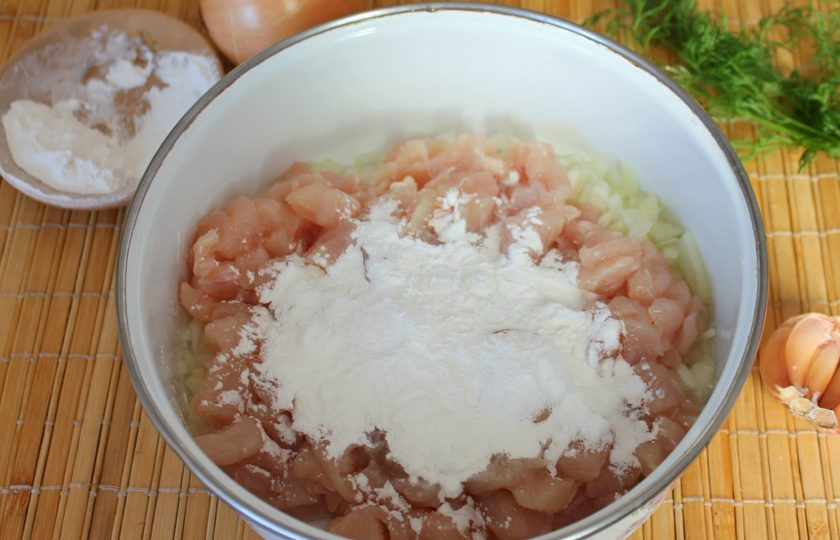 1. Этап. Ландорики из курицы: Насыпаем крахмал.