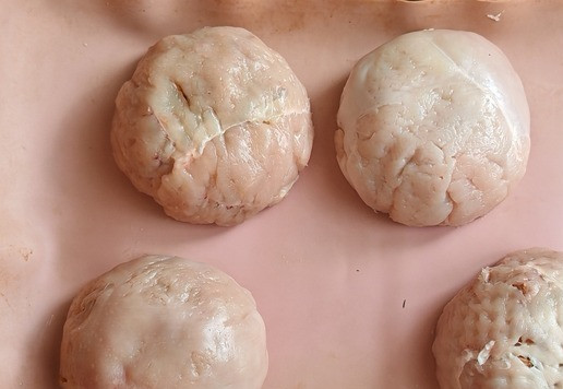 1. Этап. Бомбочки из индейки с лисичками: Аккуратно перевернуть пиалочки на противень, застеленный силиконовым ковриком и вынуть получившиеся 