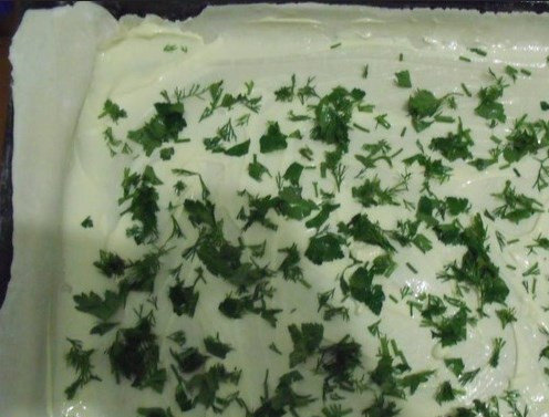 1. Этап. Лазанья с фаршем и помидорами: Раскатайте тесто, выложите на противень, смажьте майонезом и посыпьте зеленью.