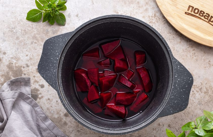 1. Этап. Карри из свеклы: Свеклу очистите от кожуры, нарежьте ломтиками среднего размера. Переложите в кастрюлю, влейте 150 мл. воды и варите под крышкой до готовности. Примерно 35-40 минут.
