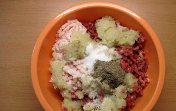 1. Этап. Фарш из свинины: Добавляем перец и соль.