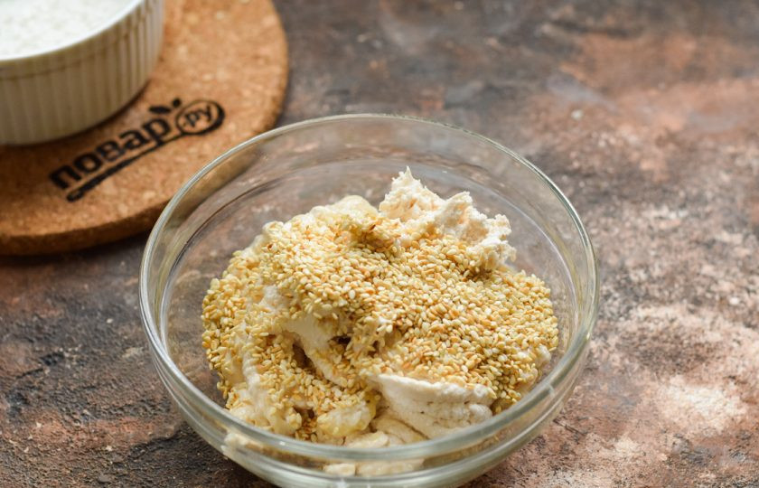 1. Этап. Зефирные конфеты: Добавьте кунжут. По желанию добавьте орехи, сухофрукты.