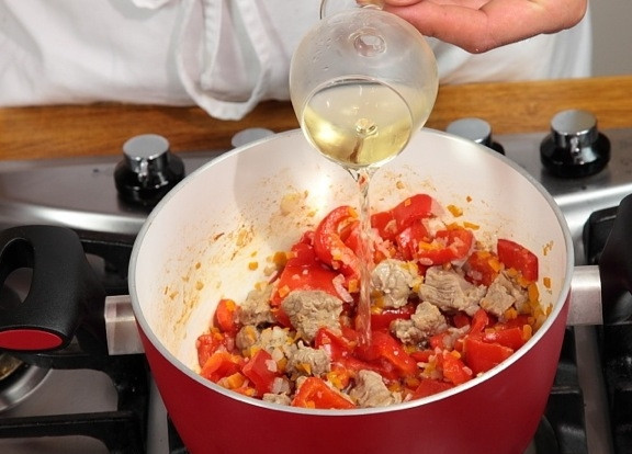 1. Этап. Телятина тушеная с овощами: Добавляем вино. Выпариваем его.