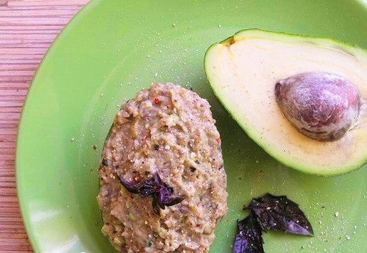 1. Этап. Грибной соус-дип с авокадо и базиликом: Украсьте базиликом и подавайте.