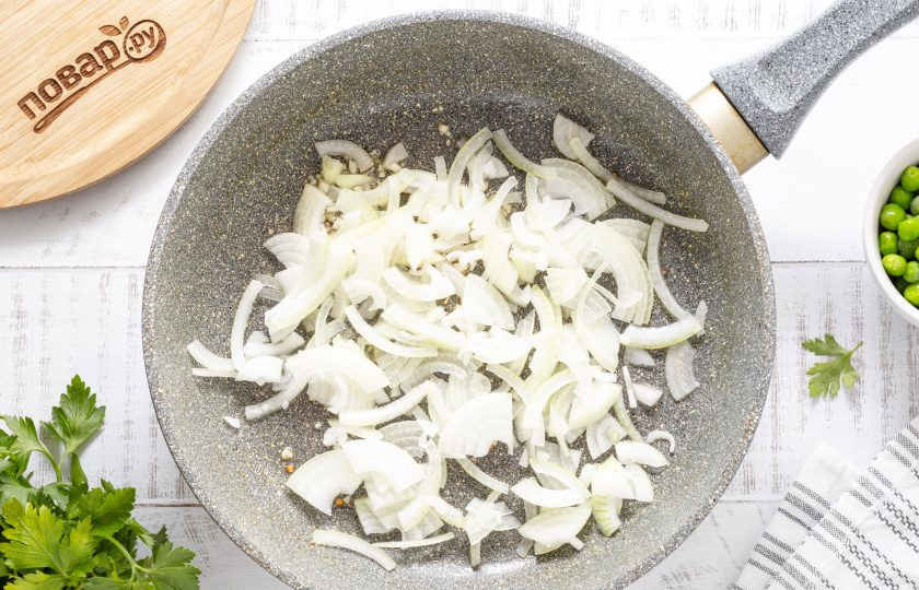 1. Этап. Капуста по-индийски: Репчатый лук нарежьте полукольцами. Добавьте репчатый лук в сковороду и обжарьте до золотистого цвета. После добавьте куркуму, красный перец чили, тмин, кориандр. На слабом огне обжаривайте около 1 минуты.