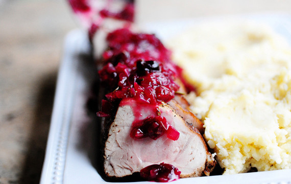 1. Этап. Cвинина в брусничном соусе: 16. Свинина в брусничном соусе в домашних условиях может быть подана к столу. В данном случае блюдо дополнено картофельным пюре. Приятного аппетита!