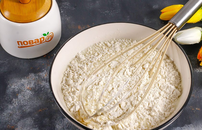 1. Этап. Панкейки на кефире с яблоками: Добавьте пшеничную муку и вмешайте ее плавными движениями, стараясь не взбивать.