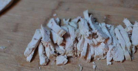 1. Этап. Салат из капусты и кукурузы: Отварим куриное филе до готовности. Остывшее куриное мясо нарезаем на небольшие кусочки.