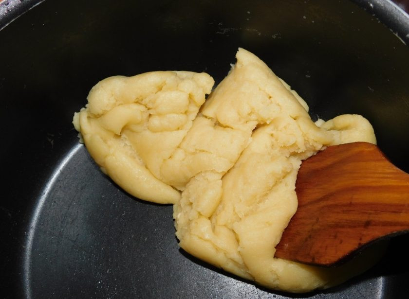 1. Этап. Профитроли с мясом: В кипящую массу всыпьте муку и быстро все перемешайте, чтобы мука хорошо заварилась. Тесто остудите до комнатной температуры.
