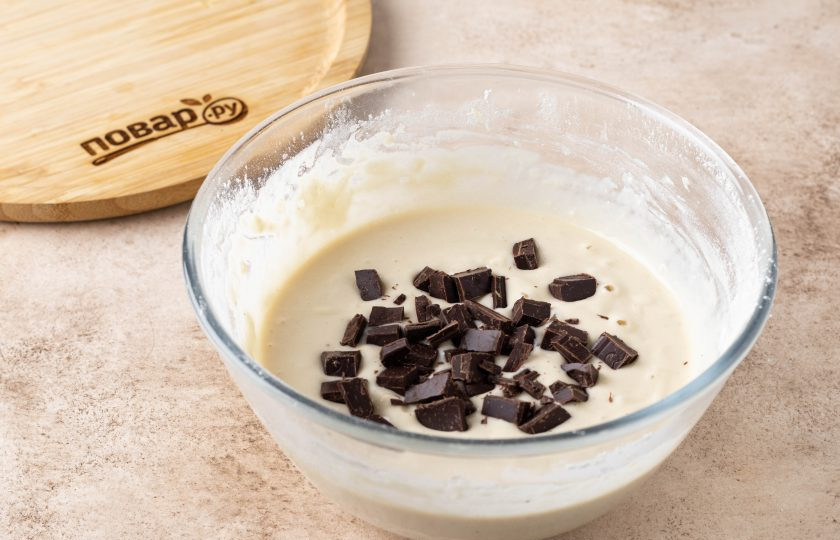 1. Этап. Панкейки с бананом и шоколадом: Крупно порубите шоколад, добавьте в тесто, перемешайте.