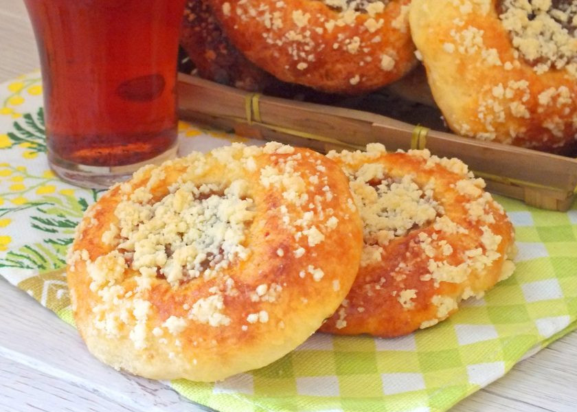 1. Этап. Булочки с вареньем без дрожжей: Булочки можно подавать как теплыми, так и полностью охлажденными. Приятного аппетита!