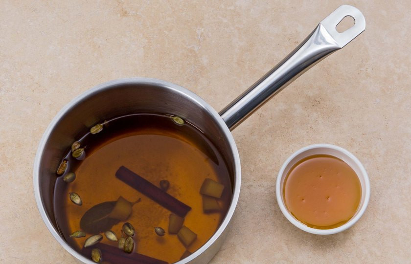 1. Этап. Сбитень столбушинский: Затем добавьте гвоздику, кардамон и сахар.