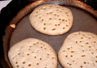 1. Этап. Оладушки на йогурте: 5. Теперь разогрейте сковороду с небольшим количеством растительного масла, выкладывайте ложкой тесто. Жарьте оладьи с двух сторон до румяности.