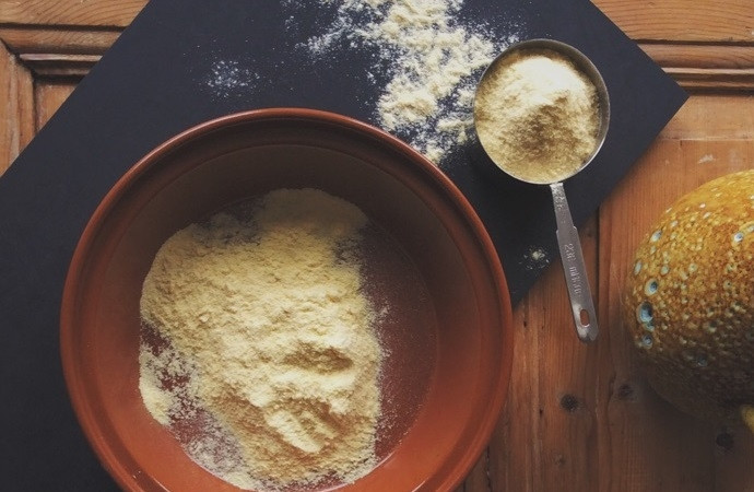 1. Этап. Чипсы из тортильи (плюс рецепт тортильи): 1. В миску высыпьте кукурузную муку, влейте 1,5-2 стакана воды.