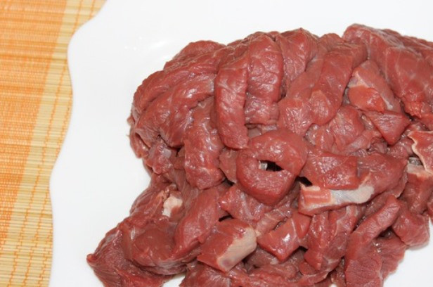 1. Этап. Гуляш из баранины в мультиварке: Баранину порежьте полосками.