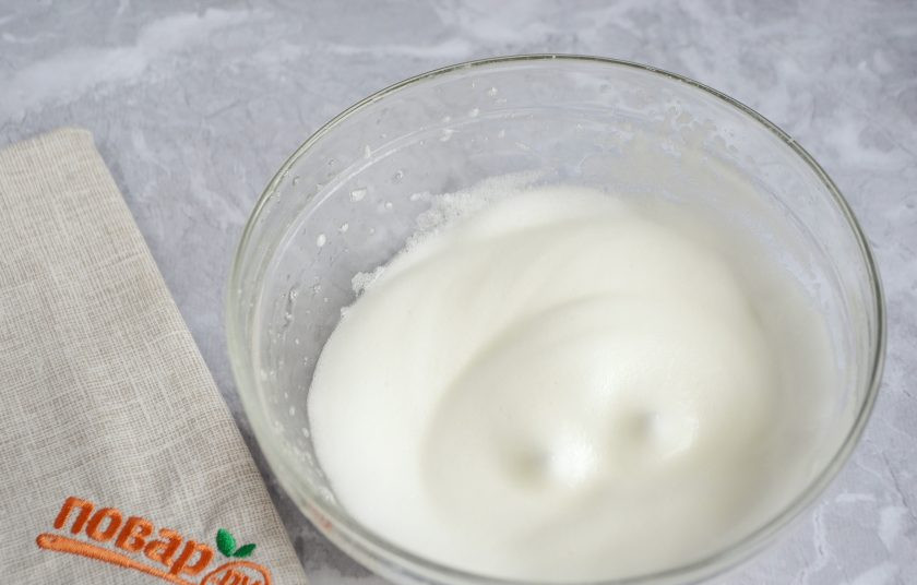 1. Этап. Полезные тыквенные панкейки: 4. Яичные белки взбейте миксером до мягких пиков.