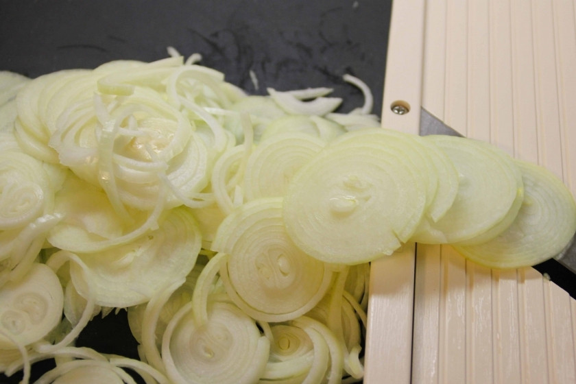 1. Этап. Мармелад из лука: Нарежьте кольцами лук.