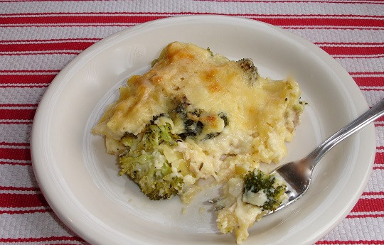 1. Этап. Лазанья с брокколи: 10. Верх присыпать тертым сыром. Форму накрыть фольгой и отправить в разогретую духовку на 35 минут. Затем фольгу снять и подрумянить корочку. Дать лазанье немного остыть и подавать к столу, разделив на порционные кусочки.