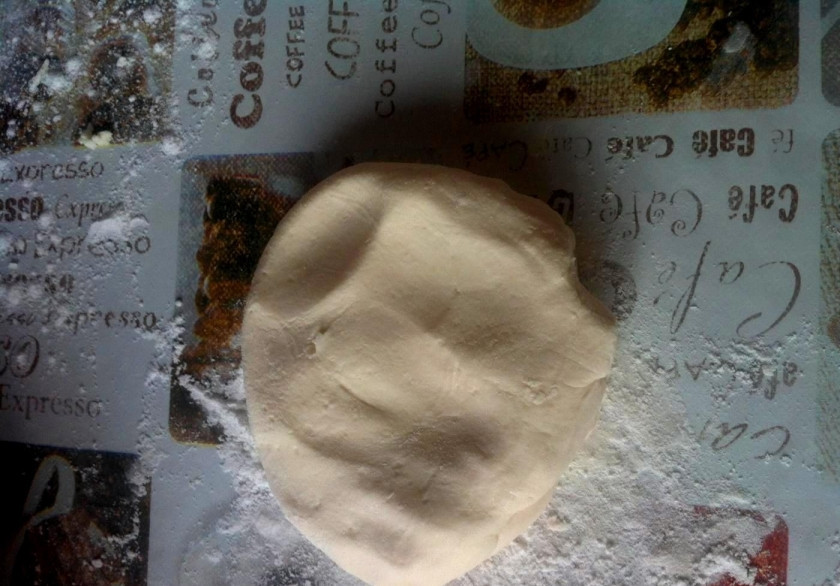 1. Этап. Мастика из зефира: Переложите мастику на стол, присыпанный сахарной пудрой. Вымешайте эластичную массу. Оставьте её в холодильнике минимум на 30 минут. Потом приступайте к украшению.