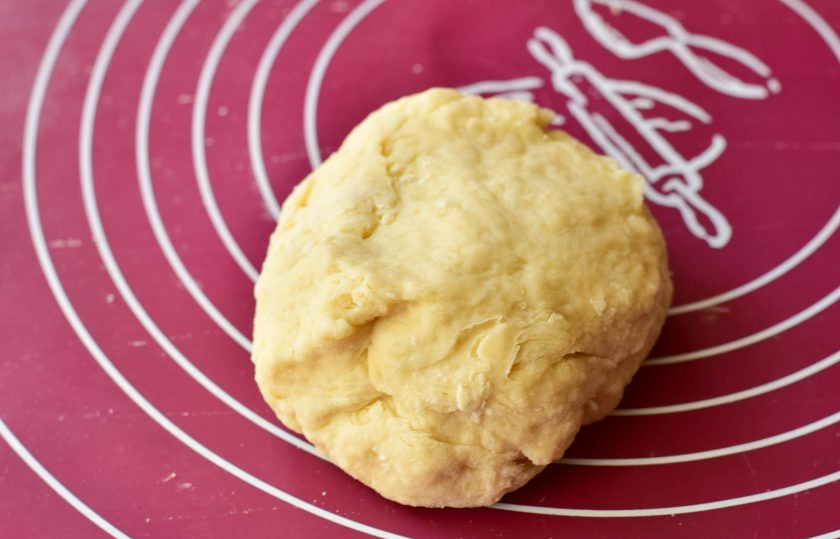 1. Этап. Хворост на минералке: Влейте растительное масло, замесите тесто.