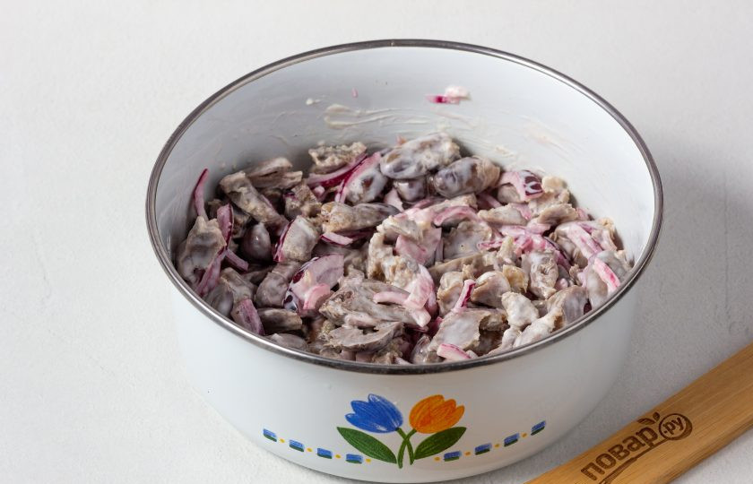 1. Этап. Салат с куриными потрошками: Заправьте салат майонезом, поперчите по вкусу и оставьте на 15-20 минут настояться!