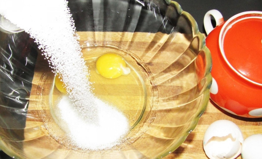 1. Этап. Молочный кекс в мультиварке: 1. В миску вбиваю яйца, добавляю сахарный песок и миксером взбиваю до растворения крупинок.