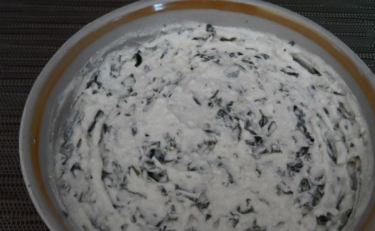 1. Этап. Белковый торт с куриной грудкой: Теперь вам надо приготовить для торта крем. Для этого в пиалке смешайте протертый через сито творог, добавьте к нему кефир, мелко нарубленную зелень и чеснок. Посолите по вкусу и перемешайте.