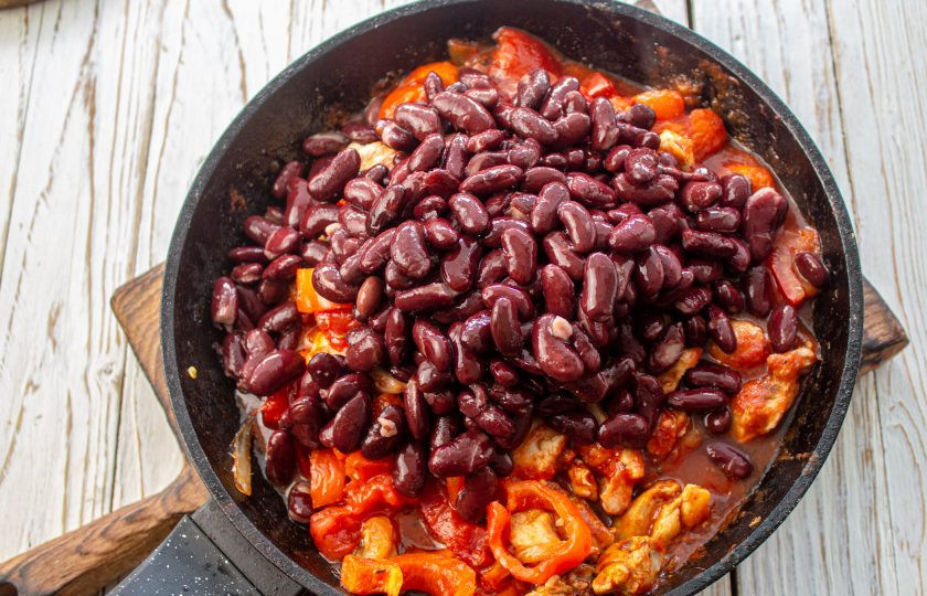 1. Этап. Лобио с курицей и красной фасолью: Добавьте в сковороду готовую фасоль, тушите вместе 3-4 минуты.