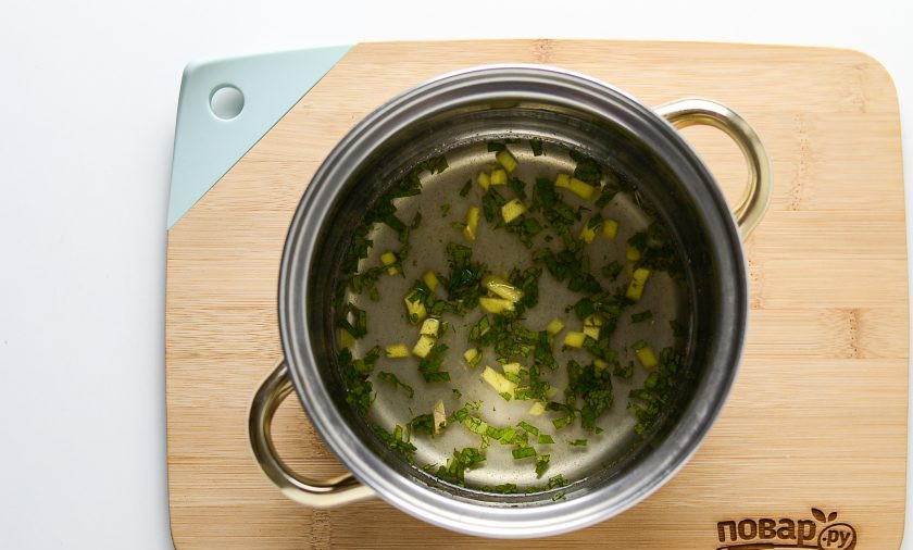 1. Этап. Карпаччо из ананаса: Влейте сироп от ананаса в кастрюлю. Добавьте острый перец, сахар, мелко порубленный корень имбиря и свежую мяту. Доведите до кипения, влейте лимонный сок и проварите еще 3-4 минуты.