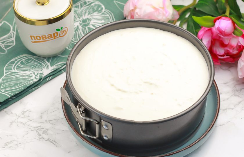 1. Этап. Чизкейк с творогом и желатином: Залейте в форму творожную массу и стукните несколько раз об стол ею, чтобы вышли пузырьки воздуха. Поместите форму в холодильник минимум на 4 часа, а лучше — на ночь.