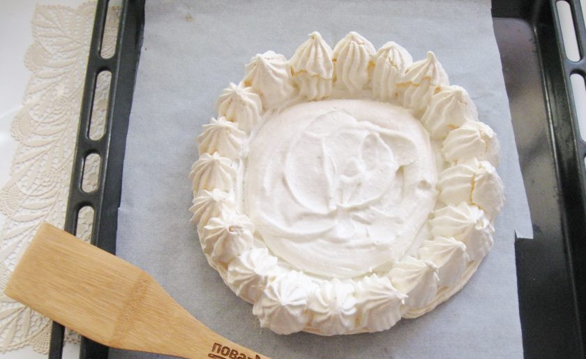 1. Этап. Безе Павлова: Сушите безе в духовке при температуре 80-100 градусов 1,5-2 часа. Снаружи безе должно быть твердым, а внутри мягким, как зефир.