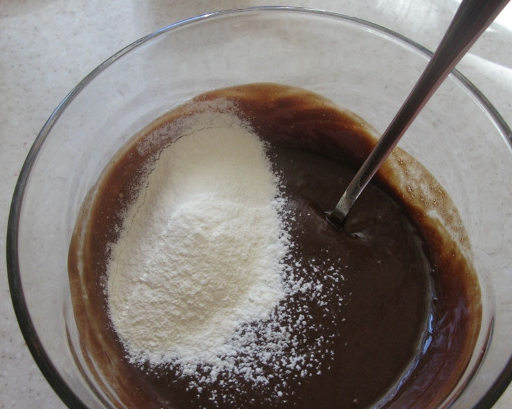 1. Этап. Брауни с творогом: 3. Растопите шоколад вместе со сливочным маслом и перемешайте до однородной консистенции. Затем добавьте муку и разрыхлитель и вновь перемешайте до однородной консистенции.