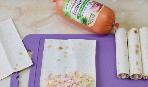 1. Этап. Трубочки с сыром и колбасой: На каждый кусочек выкладывайте подготовленную начинку и сворачивайте в рулет.