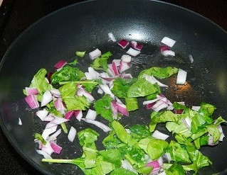 1. Этап. Омлет по-гречески: 4. Отправить на сковороду лук и обжарить его пару минут. Затем добавить шпинат и продолжать жарить еще минуту, постоянно помешивая.