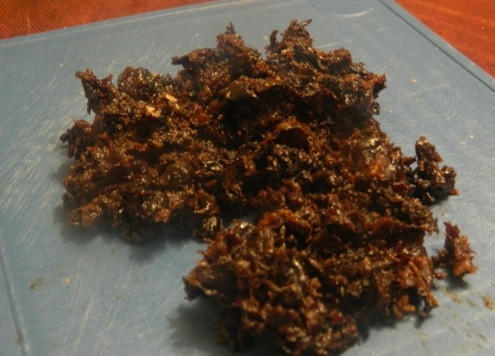 1. Этап. Свекольные пирожные ПП: Чернослив рубим ножом на мелкие кусочки или перебиваем блендером.