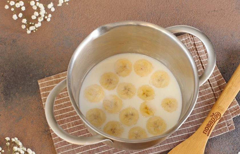 1. Этап. Шоколадно-банановый мусс: Перелейте молоко в кастрюльку, добавьте нарезанный кружочками банан, доведите до кипения и сразу снимите с плиты.