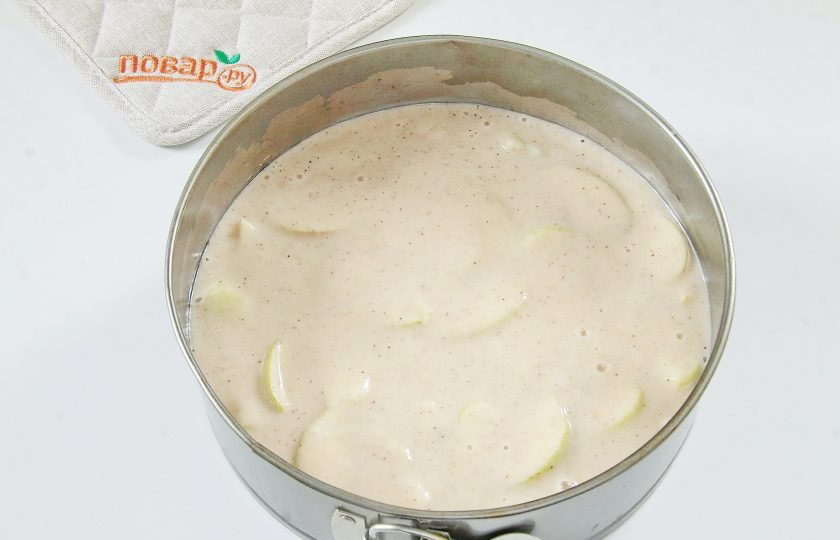 1. Этап. Диетический пирог с яблоками: 6. Выложите тесто в смазанную маслом и присыпанную манкой форму для выпечки.