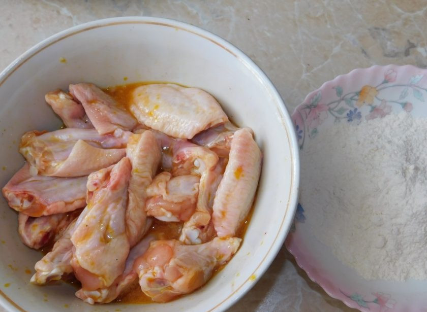 1. Этап. Куриные крылышки к пиву Вкусные: Перемешайте крылья с яйцом. Затем обваляйте в муке.