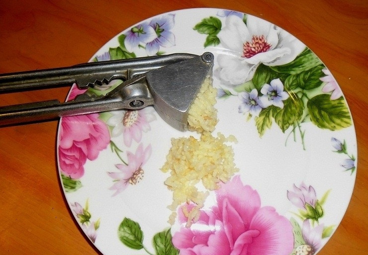 1. Этап. Салат сырный с чесноком и морковью: 3. Чищу зубчики чеснока и измельчаю их с помощью пресса.