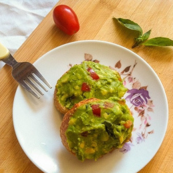Тосты с авокадо и помидором