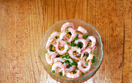 1. Этап. Салат с креветками и зеленым луком: Сверху присыпьте измельченным зеленым луком.