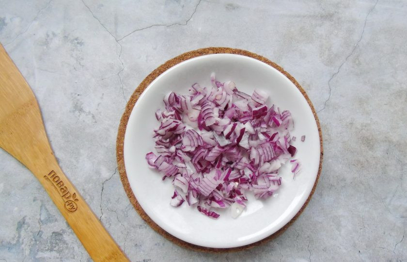 1. Этап. Слоеный салат Граф с курицей, свеклой и черносливом: Красный лук очистите, помойте и мелко нарежьте.