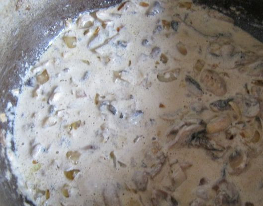 1. Этап. Спагетти под сливочным соусом: 5. Заливаем сливками, добавляем специи. Тушим до тех пор, пока не выпарится вся лишняя жидкость.