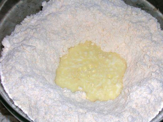 1. Этап. Пицца из песочного теста: 2. В отдельной миске смешать яичный желток, майонез и воду. Добавить полученную смесь в мучную массу и замесить тесто. Накрыть тесто полиэтиленовой пленкой и поставить в холодильник на полчаса.