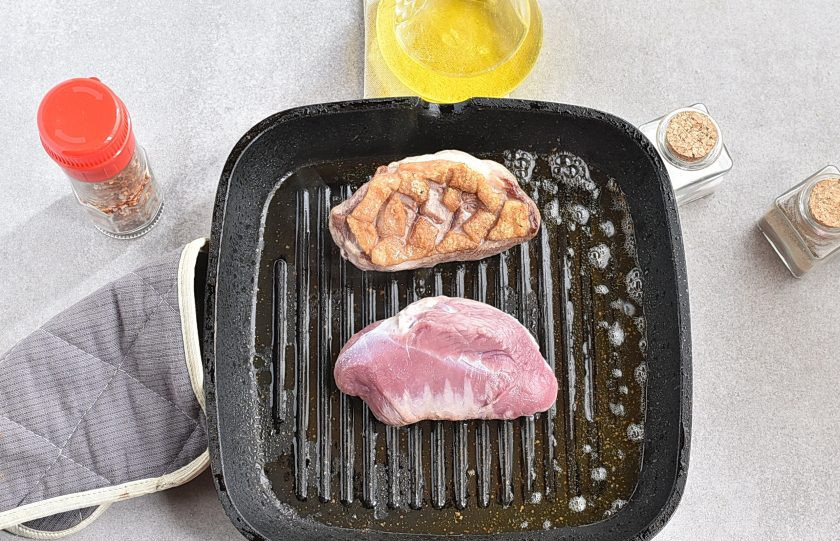 1. Этап. Утиные грудки под соусом: Утиные грудки хорошо обсушите. Надрежьте кожу ромбиками, стараясь не прорезать мякоть. Разогрейте ложку масла в сковороде-гриль и выложите грудки кожей вниз. Жарьте на среднем нагреве до румяной хрустящей корочки.