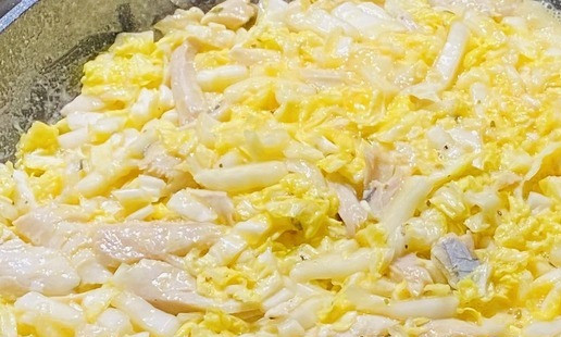 1. Этап. Рыбная запеканка с пекинской капустой: Залить пирог