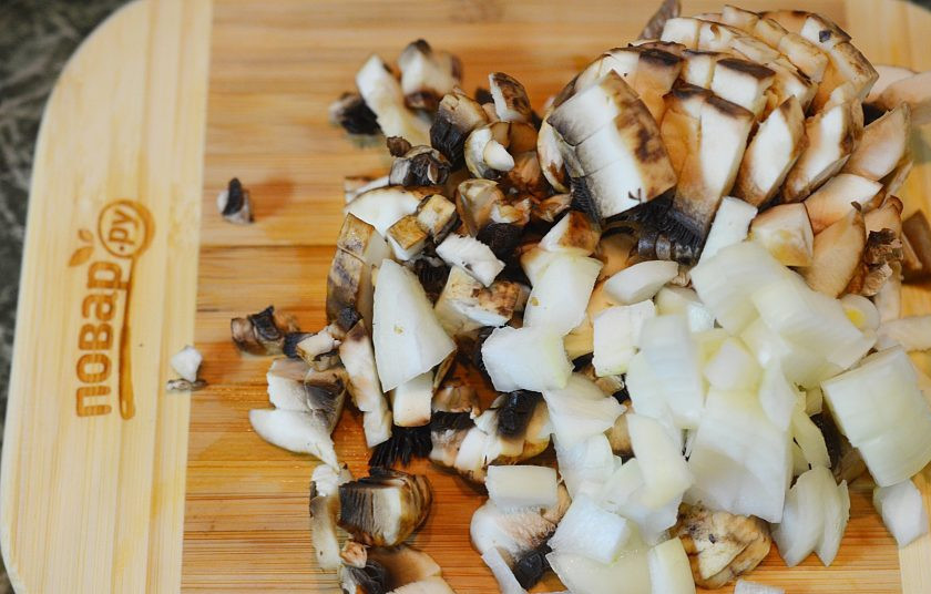 1. Этап. Кальмары, фаршированные грибами и черносливом: Грибы и лук нарежьте кубиками, затем обжарьте с добавлением масла.